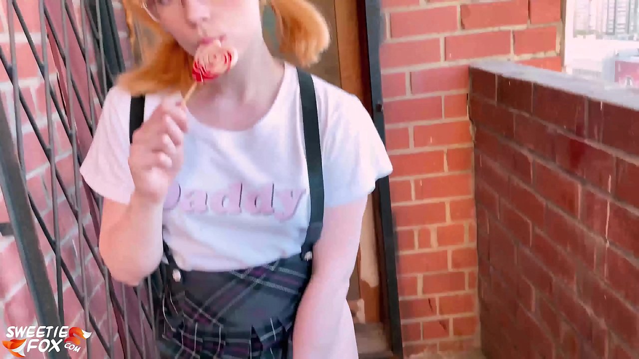 Školačka jí hluboce kouří péro a místo vyučování šuká.